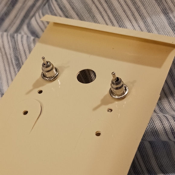 NWT!! Crystal Collection Earrings - Picture 6 of 8